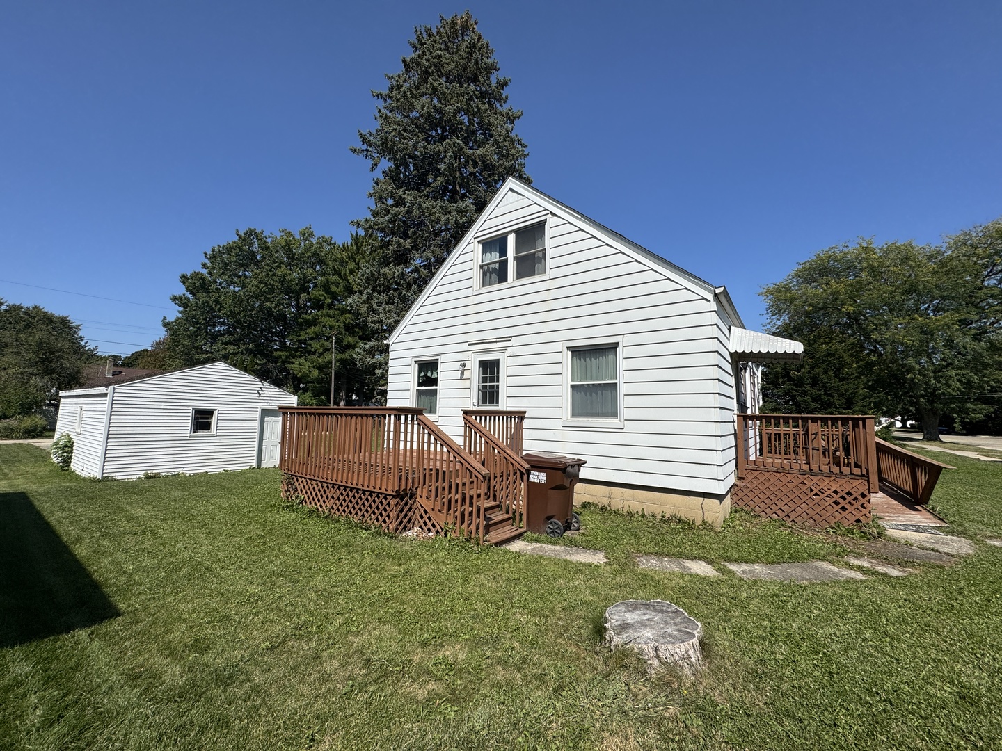836 North 11th Street Rochelle, IL 61068 - Photo 2 of 11 a front view of a house with garden
