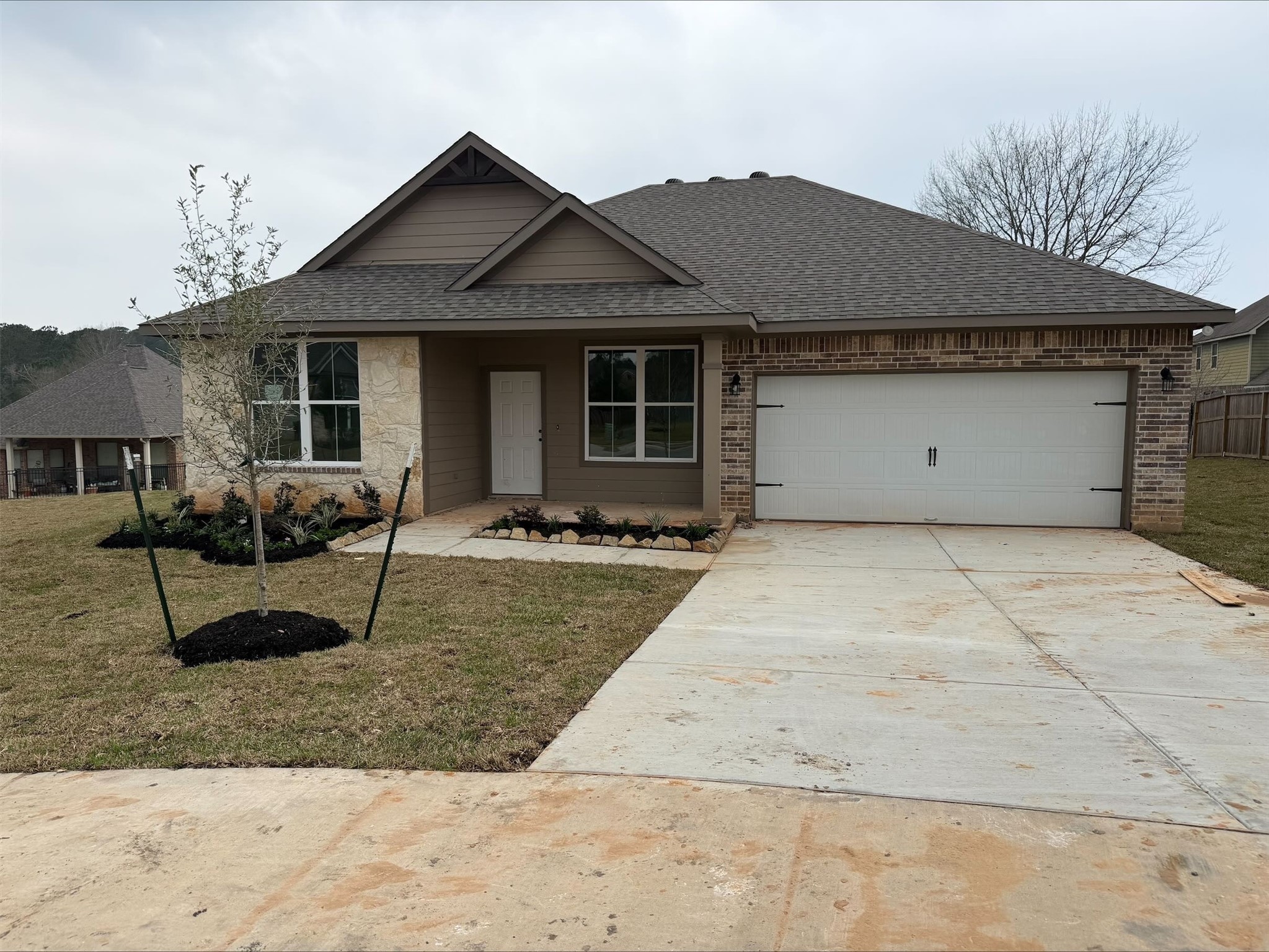 a view of a house with backyard