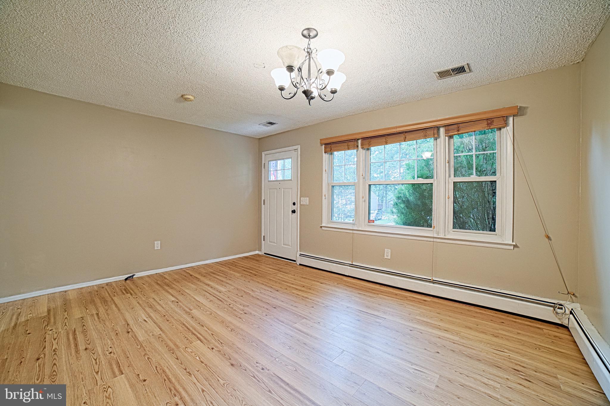 102 Boxwood Road Annapolis, MD 21403 - Photo 11 of 40 Living Room