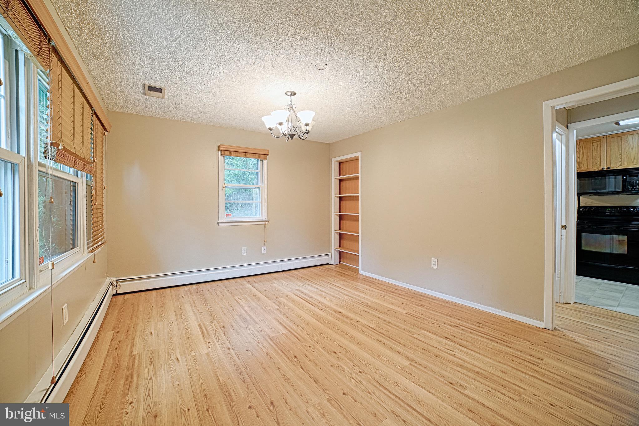 102 Boxwood Road Annapolis, MD 21403 - Photo 12 of 40 Living Room