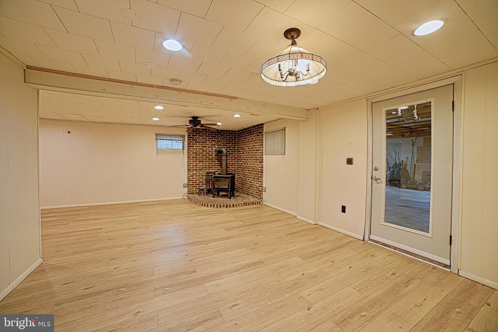 102 Boxwood Road Annapolis, MD 21403 - Photo 30 of 40 Family Room w/Wood Stove