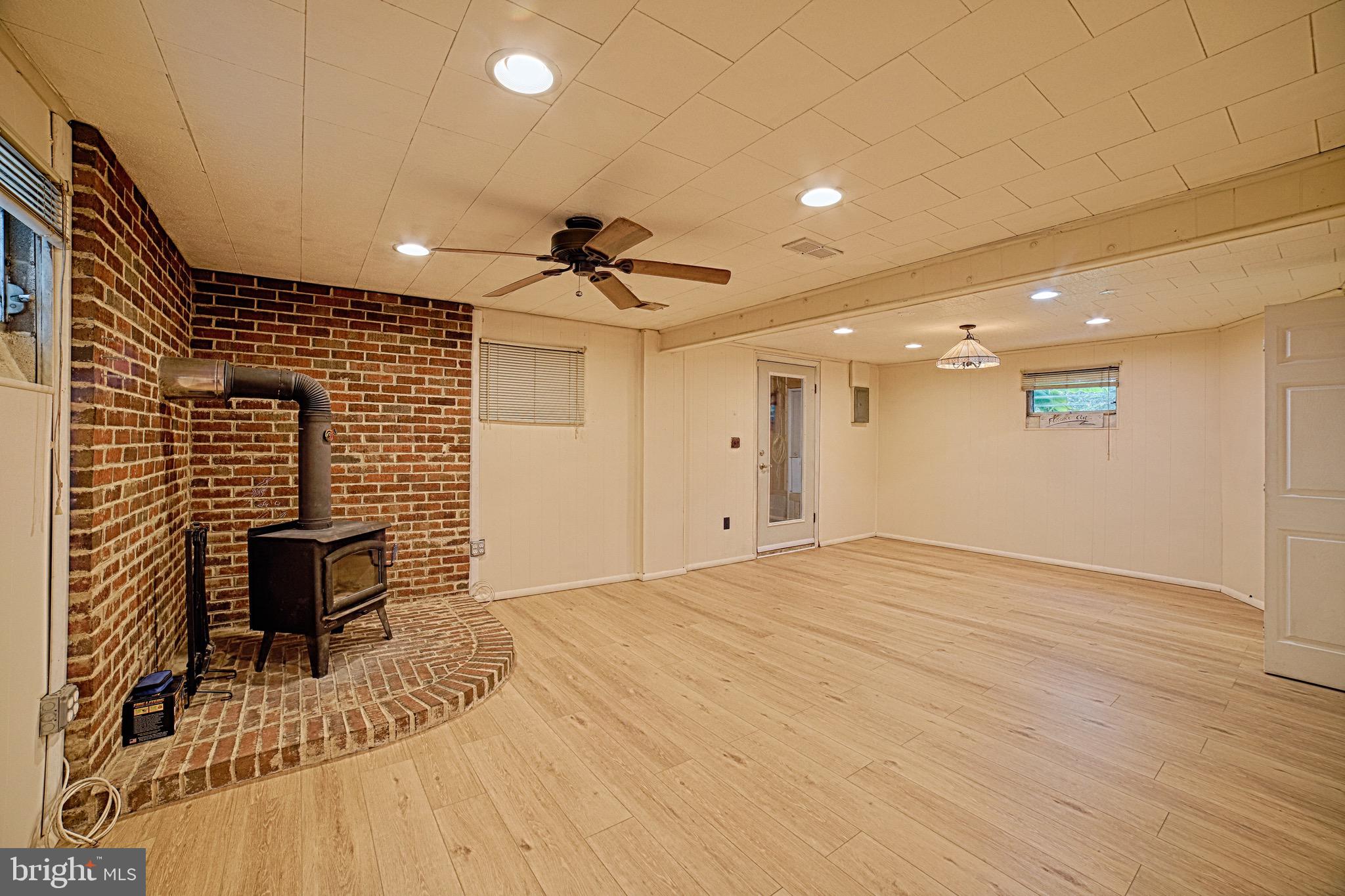 102 Boxwood Road Annapolis, MD 21403 - Photo 31 of 40 Family Room w/Garage entry