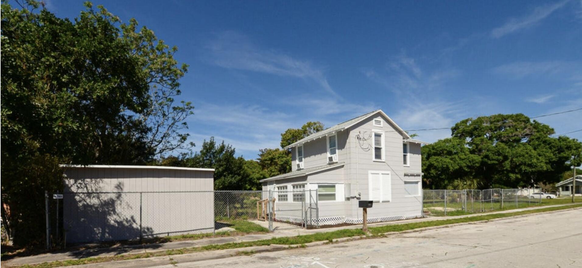 119 South 11th Street Fort Pierce, FL 34950 - Photo 5 of 22 a front view of a house with a garden