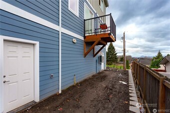 1024 North 8th Street Mount Vernon, WA 98273 - Photo 12 of 37 a view of pathway along with house