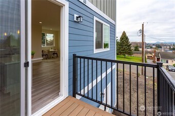 1024 North 8th Street Mount Vernon, WA 98273 - Photo 21 of 37 a balcony with view of outdoor space