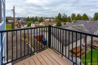 1024 North 8th Street Mount Vernon, WA 98273 - Photo 22 of 37 a view of city from a balcony