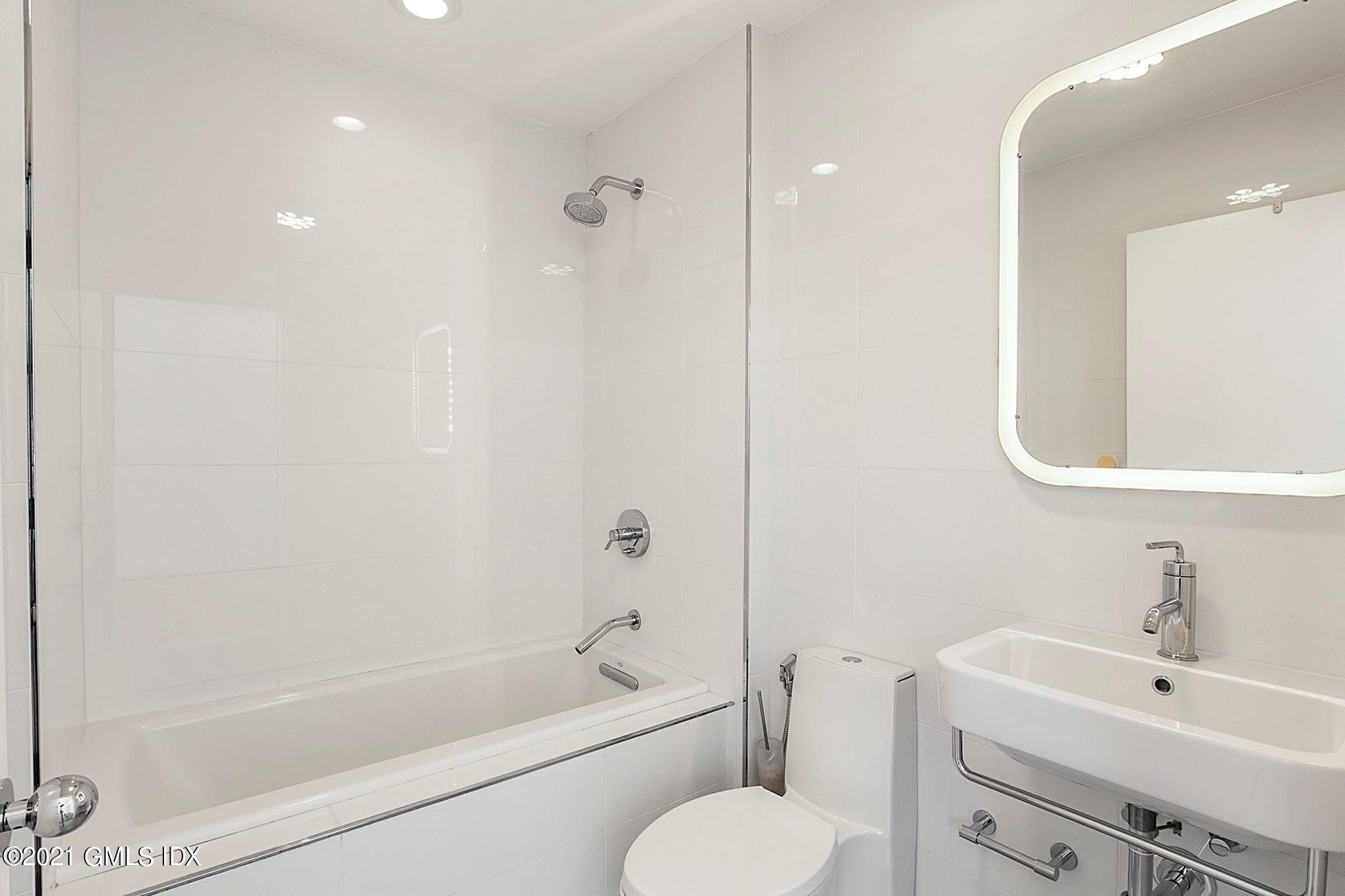 15 Hycliff Road Greenwich, CT 06831 - Photo 13 of 27 a bathroom with a toilet a sink and bathtub