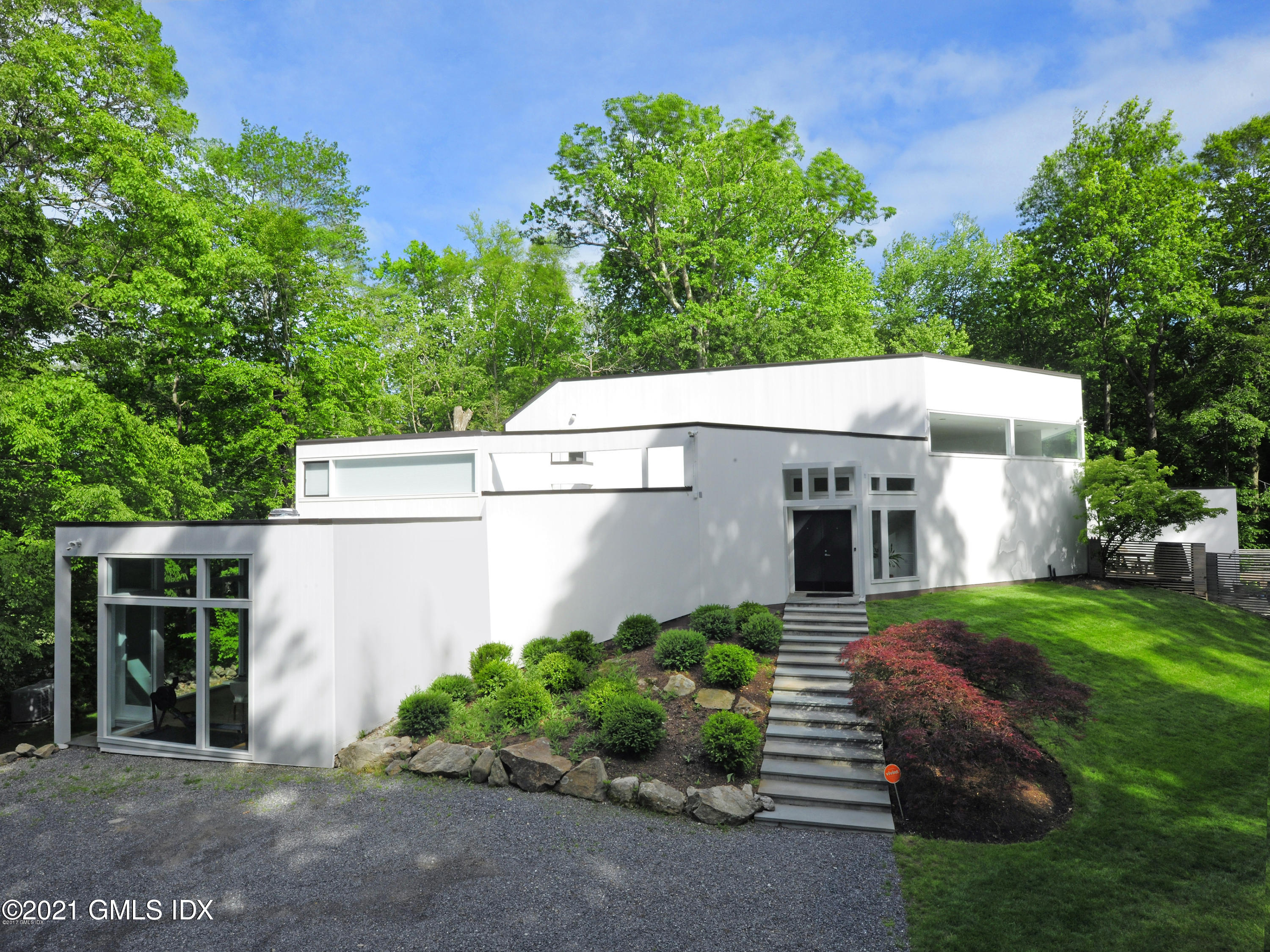 15 Hycliff Road Greenwich, CT 06831 - Photo 2 of 27 a view of a house with a garden