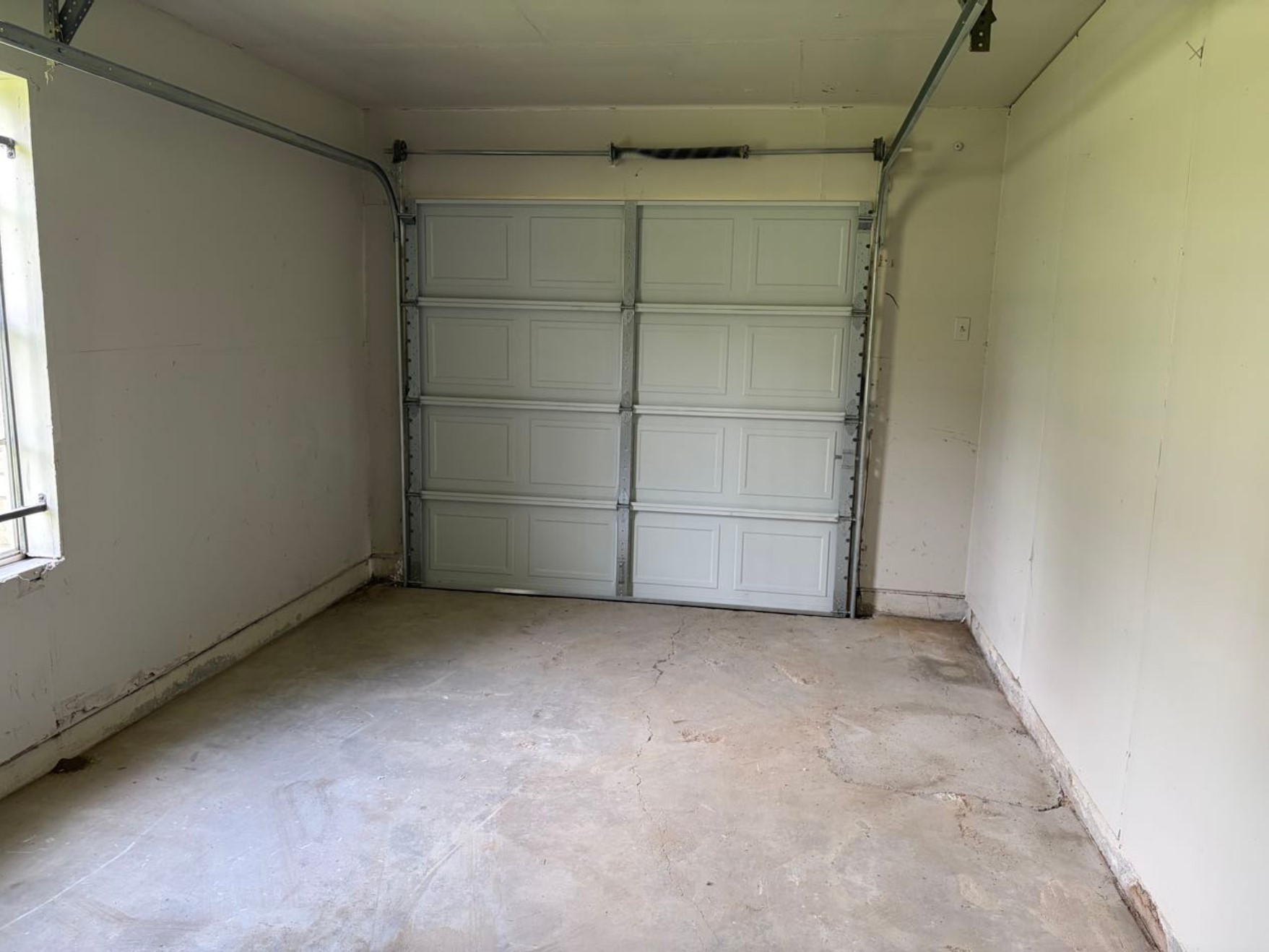 5890 Helbig Road Beaumont, TX 77708 - Photo 29 of 31 an empty room with a empty space