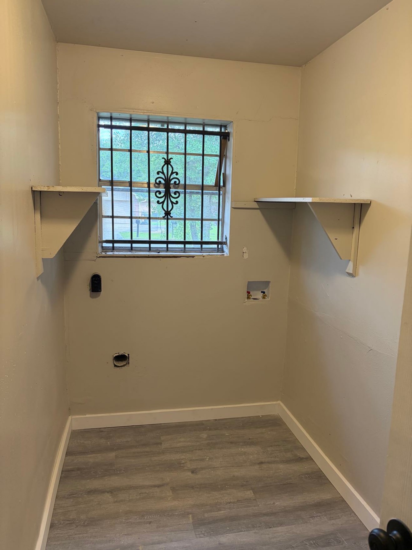 5890 Helbig Road Beaumont, TX 77708 - Photo 10 of 31 a view of a room with wooden floor and small window