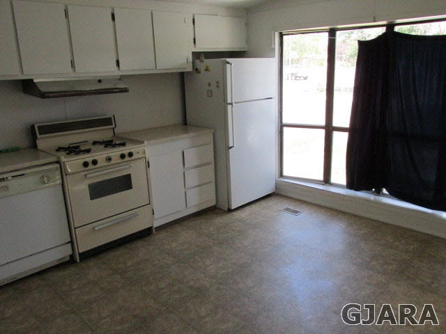424 32 Road, Unit 151 Clifton, CO 81520 - Photo 4 of 12 a kitchen with a stove and a refrigerator