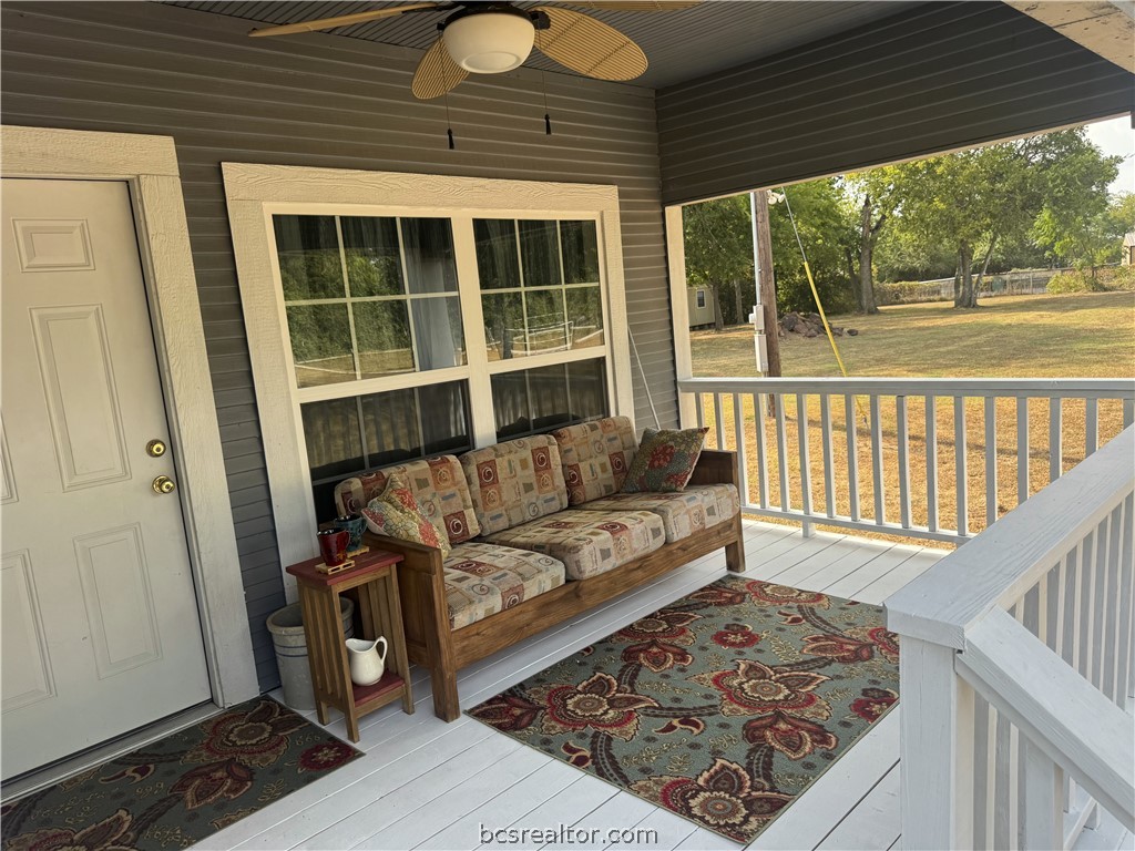 10390 Hedrick Road Hearne, TX 77859 - Photo 5 of 34 Front porch