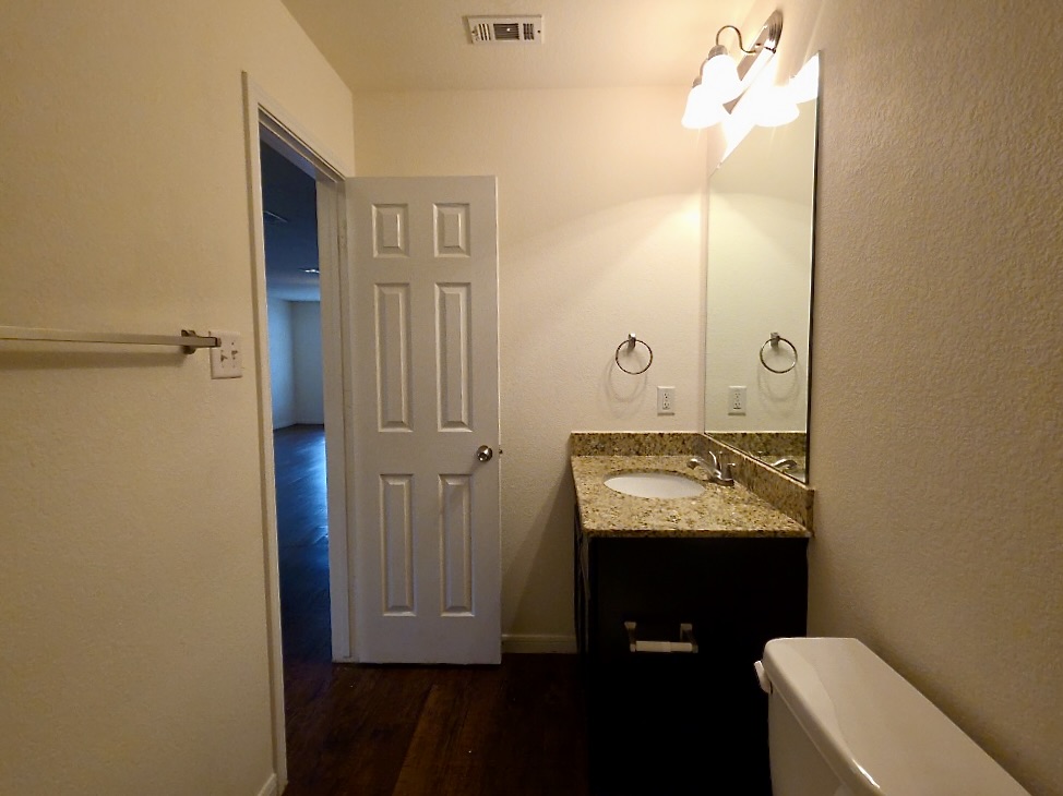 306 Wyeth Street Taylor, TX 76574 - Photo 15 of 20 Bathroom