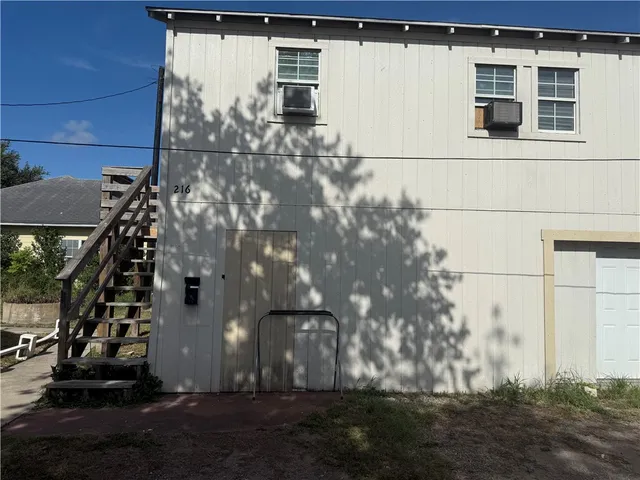 $600 | 216 South McCall Avenue, Sinton, TX 78387