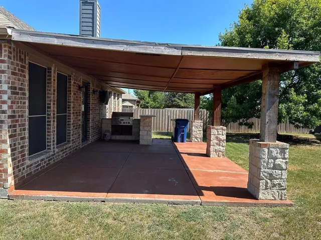 a view of a backyard of the house