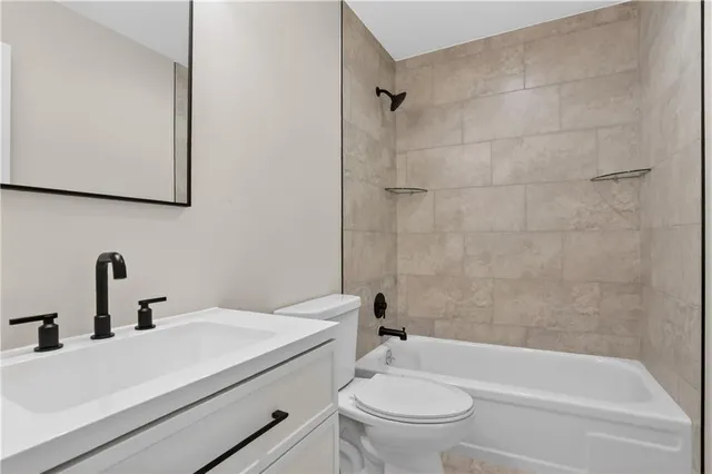 $200,000 | 8360 Northwest Barrybrooke Drive, Kansas City, MO 64151