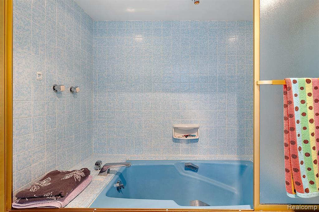 4670 Cove Road West Bloomfield, MI 48323 - Photo 24 of 37