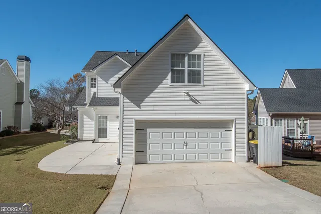 a view of backyard of house