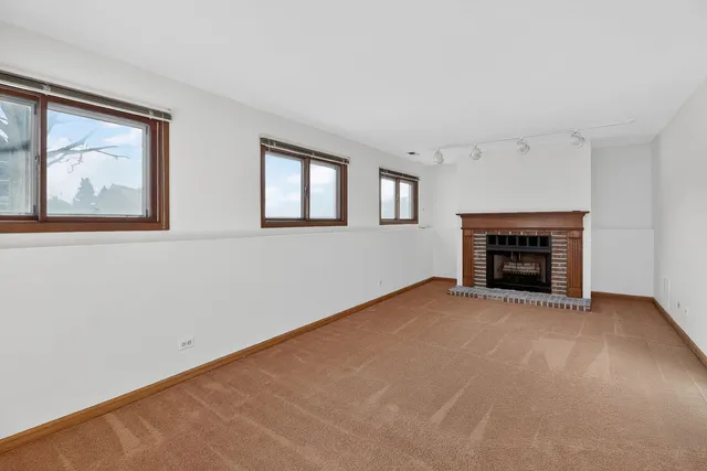 $385,000 | 666 Devonshire Lane, Wheaton, IL 60189