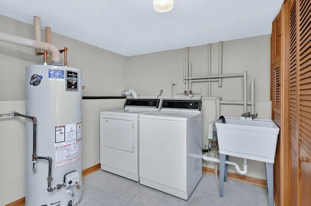 $385,000 | 666 Devonshire Lane, Wheaton, IL 60189