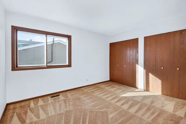 $385,000 | 666 Devonshire Lane, Wheaton, IL 60189