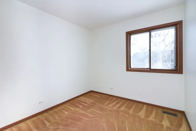 $385,000 | 666 Devonshire Lane, Wheaton, IL 60189