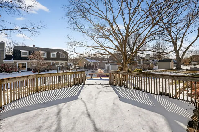 $385,000 | 666 Devonshire Lane, Wheaton, IL 60189