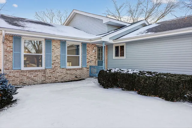 $385,000 | 666 Devonshire Lane, Wheaton, IL 60189