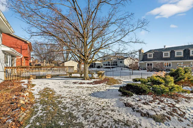 $385,000 | 666 Devonshire Lane, Wheaton, IL 60189