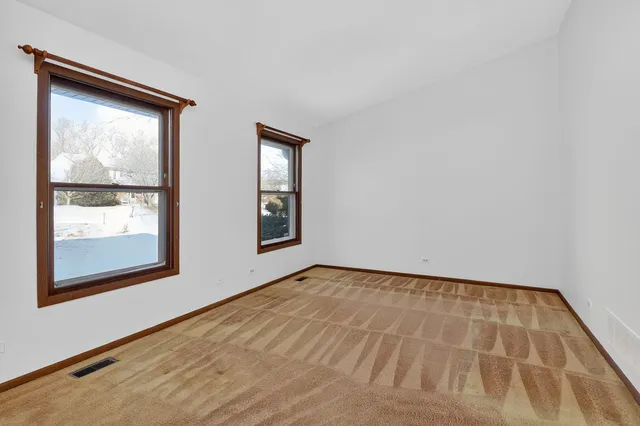 $385,000 | 666 Devonshire Lane, Wheaton, IL 60189