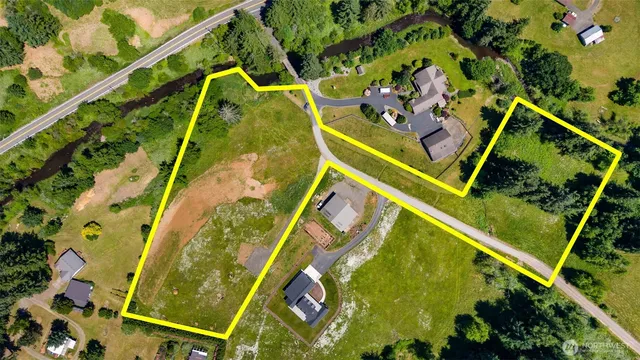 an aerial view of a tennis ground