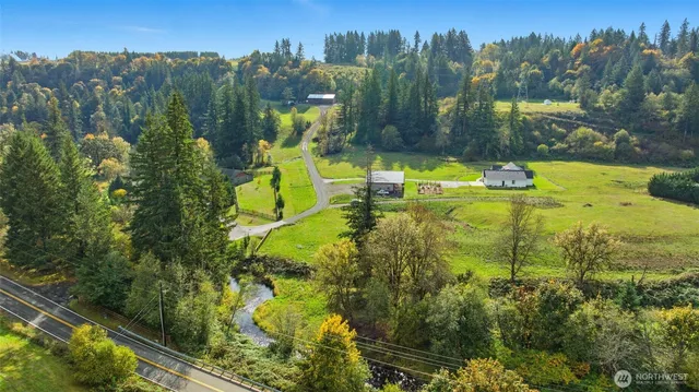 a black and white photo of a living room