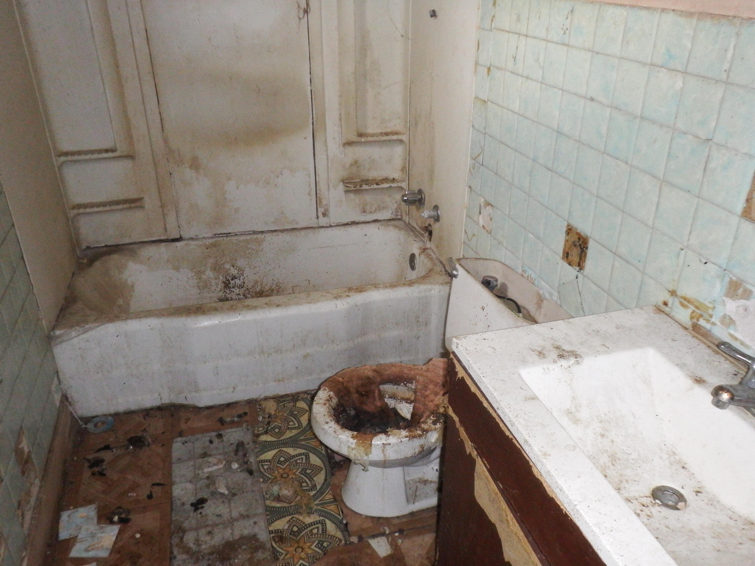 2364 North 21st Street Milwaukee, WI 53206 - Photo 9 of 10 bathroom