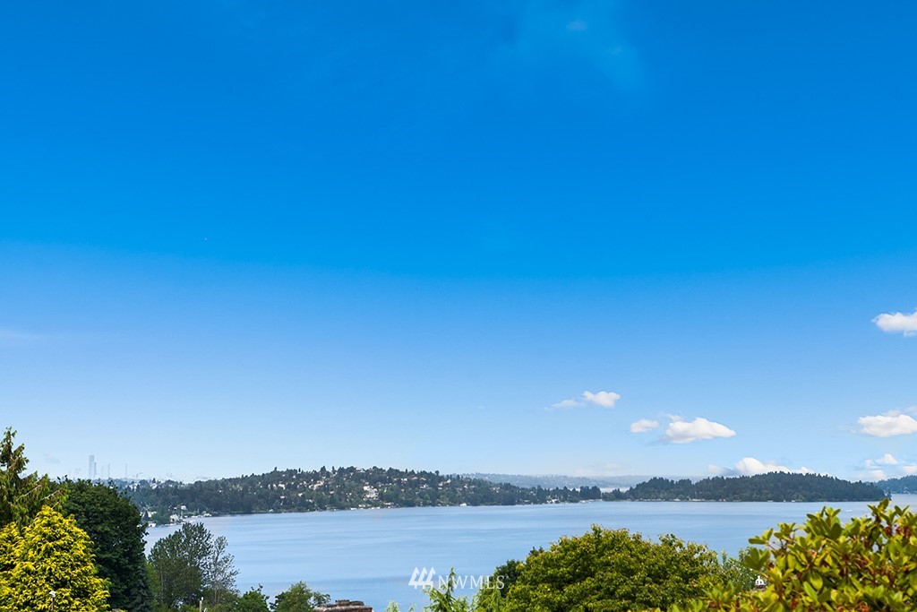 7123 South Sunnycrest Road Seattle, WA 98178 - Photo 3 of 25