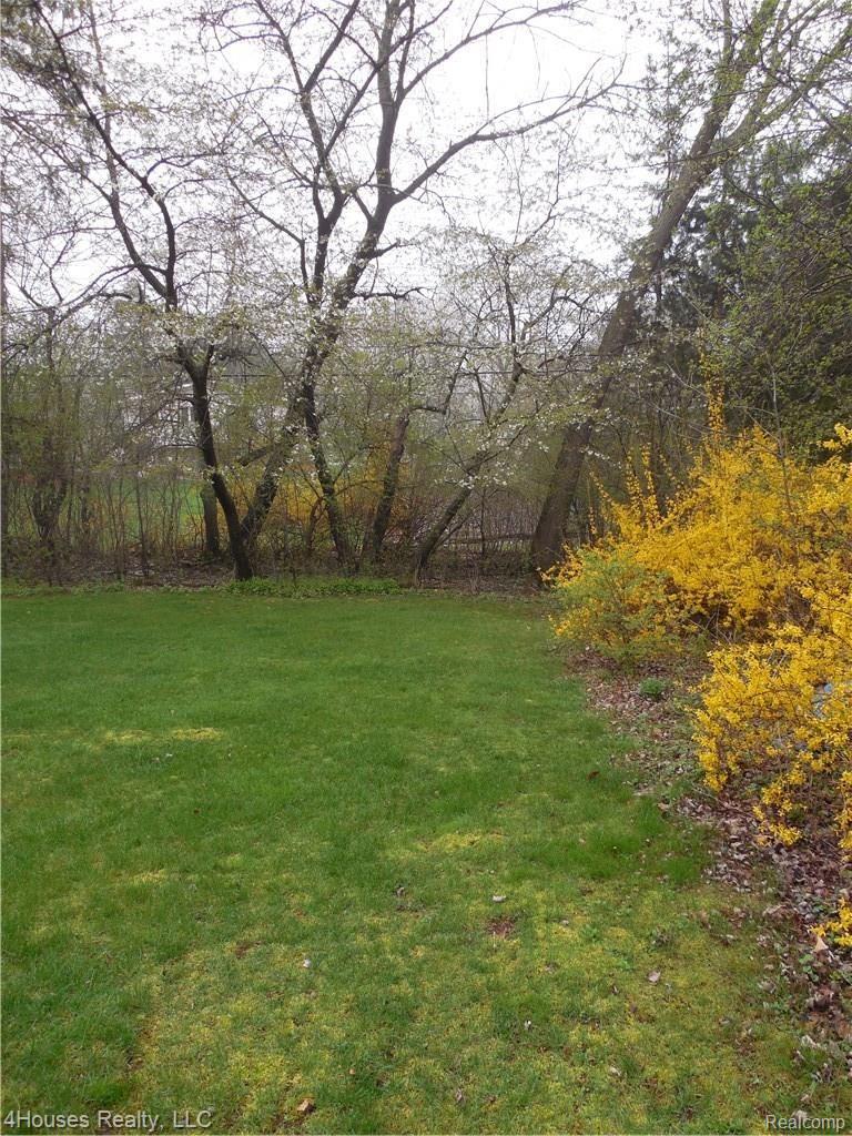 2686 New England Drive Rochester, MI 48309 - Photo 12 of 58 Back yard