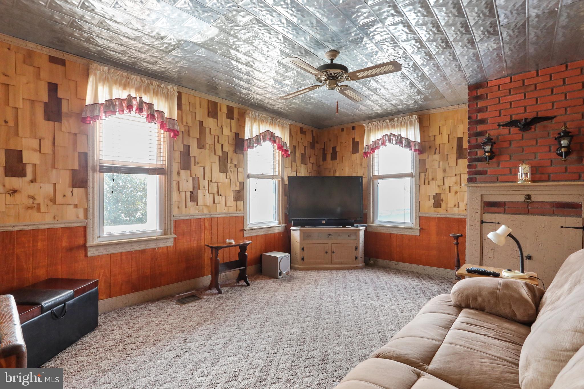 14306 Barkdoll Road Smithsburg, MD 21783 - Photo 17 of 55 Living room