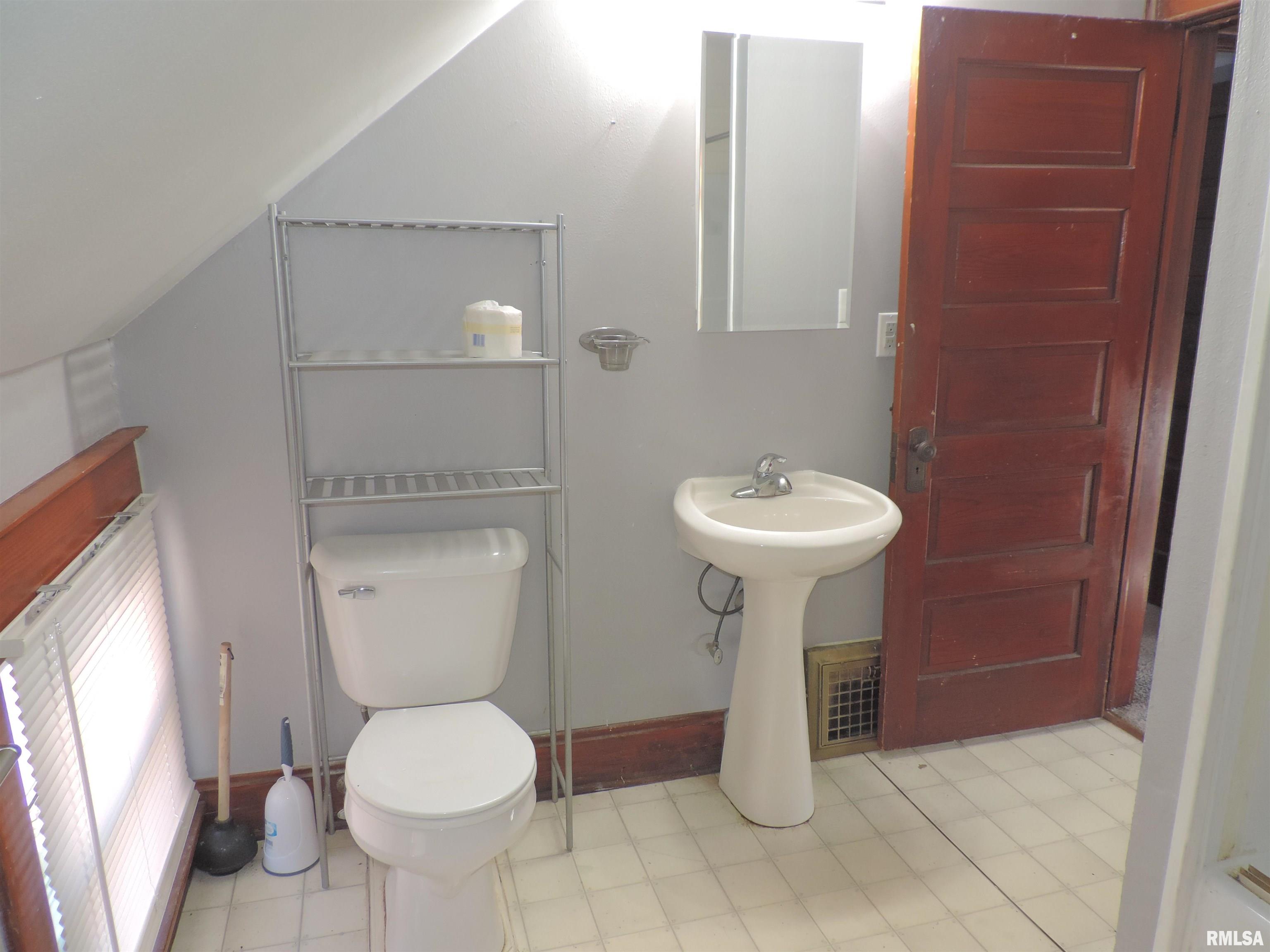 229 14th Avenue Moline, IL 61265 - Photo 14 of 18