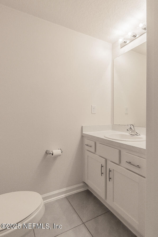 957 Observatory Parkway Jacksonville, FL 32218 - Photo 14 of 27 a bathroom with a sink and a toilet