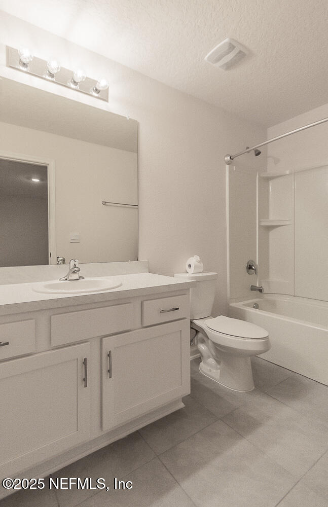 957 Observatory Parkway Jacksonville, FL 32218 - Photo 16 of 27 a bathroom with a toilet a sink a mirror and a bathtub