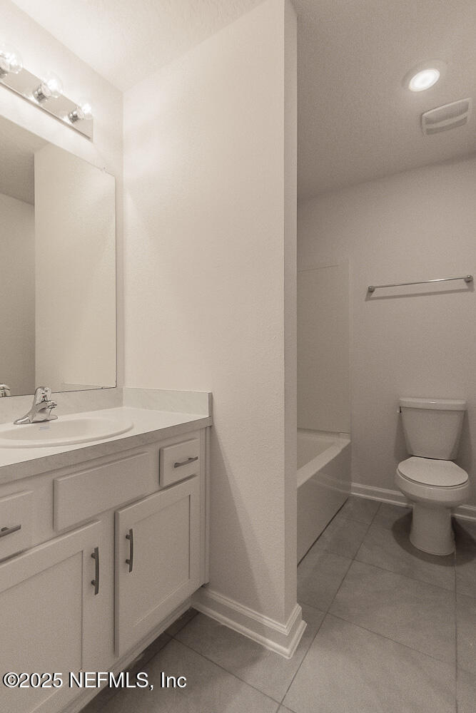957 Observatory Parkway Jacksonville, FL 32218 - Photo 19 of 27 a bathroom with a toilet sink and mirror