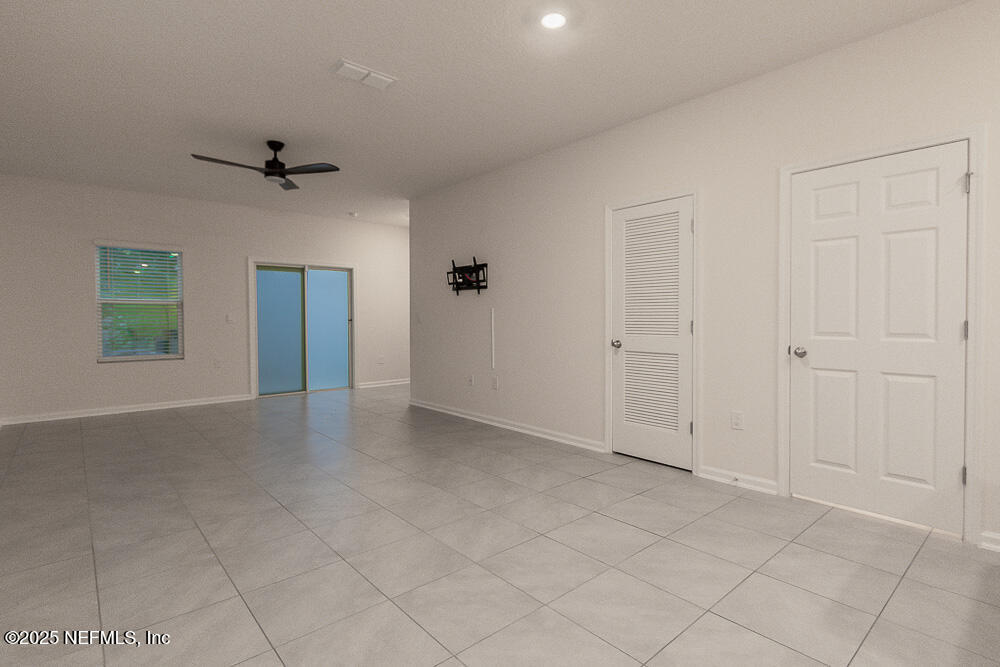 957 Observatory Parkway Jacksonville, FL 32218 - Photo 8 of 27 an empty room with windows and closet