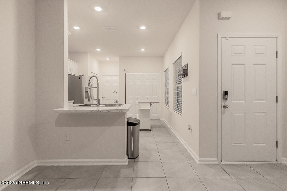 957 Observatory Parkway Jacksonville, FL 32218 - Photo 10 of 27 a bathroom with a sink a mirror and a shower