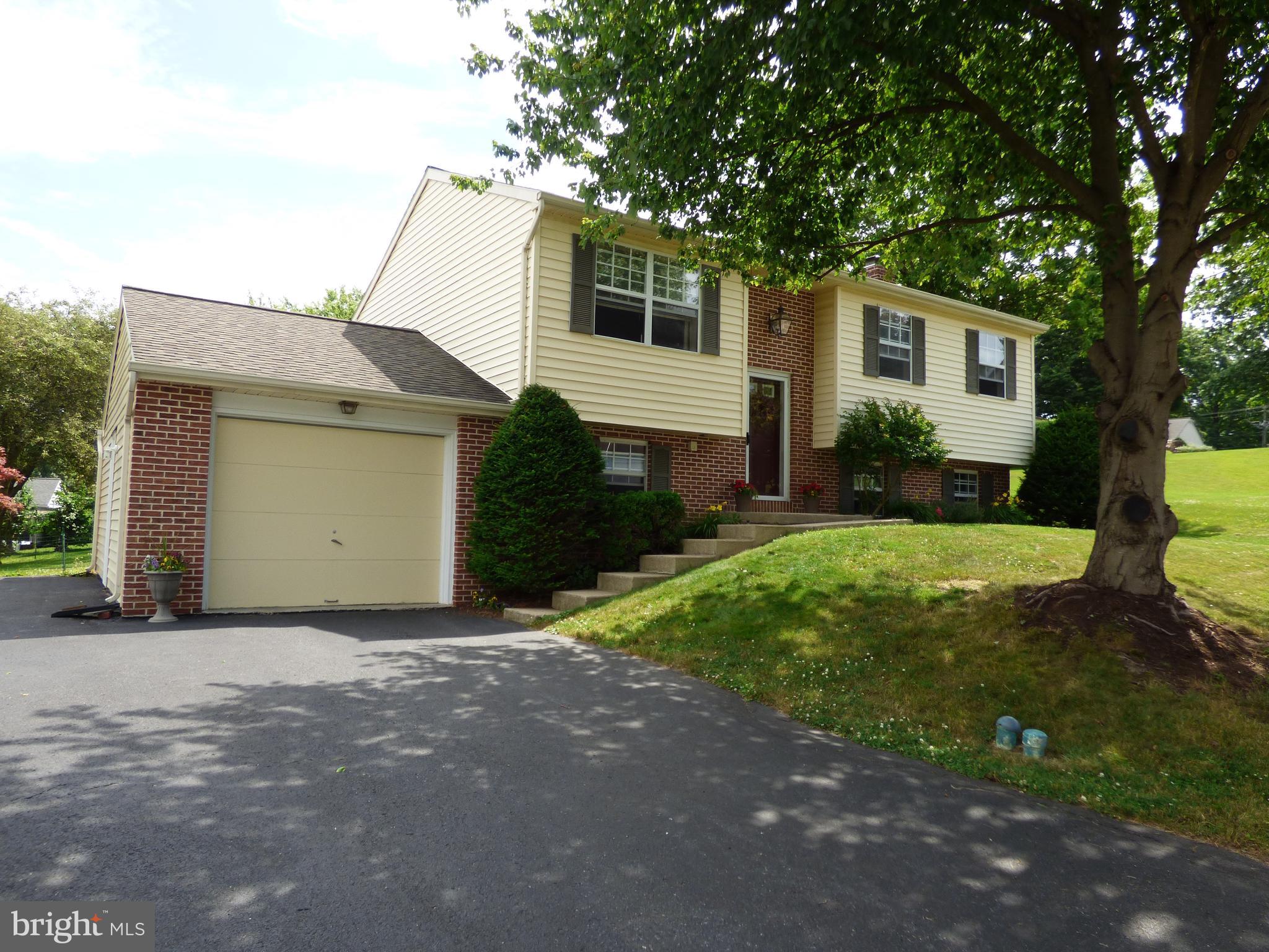 220 Aspen Lane Lititz, PA 17543 - Photo 3 of 30