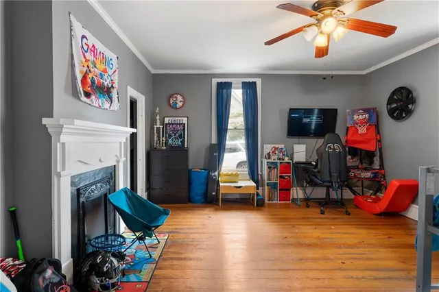 a view of a livingroom with furniture and a ceiling fan