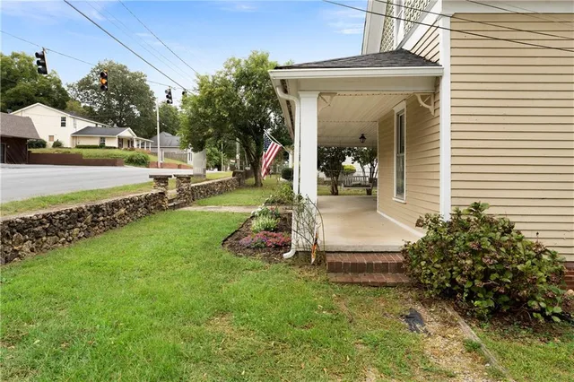 a view of a house with backyard and porch