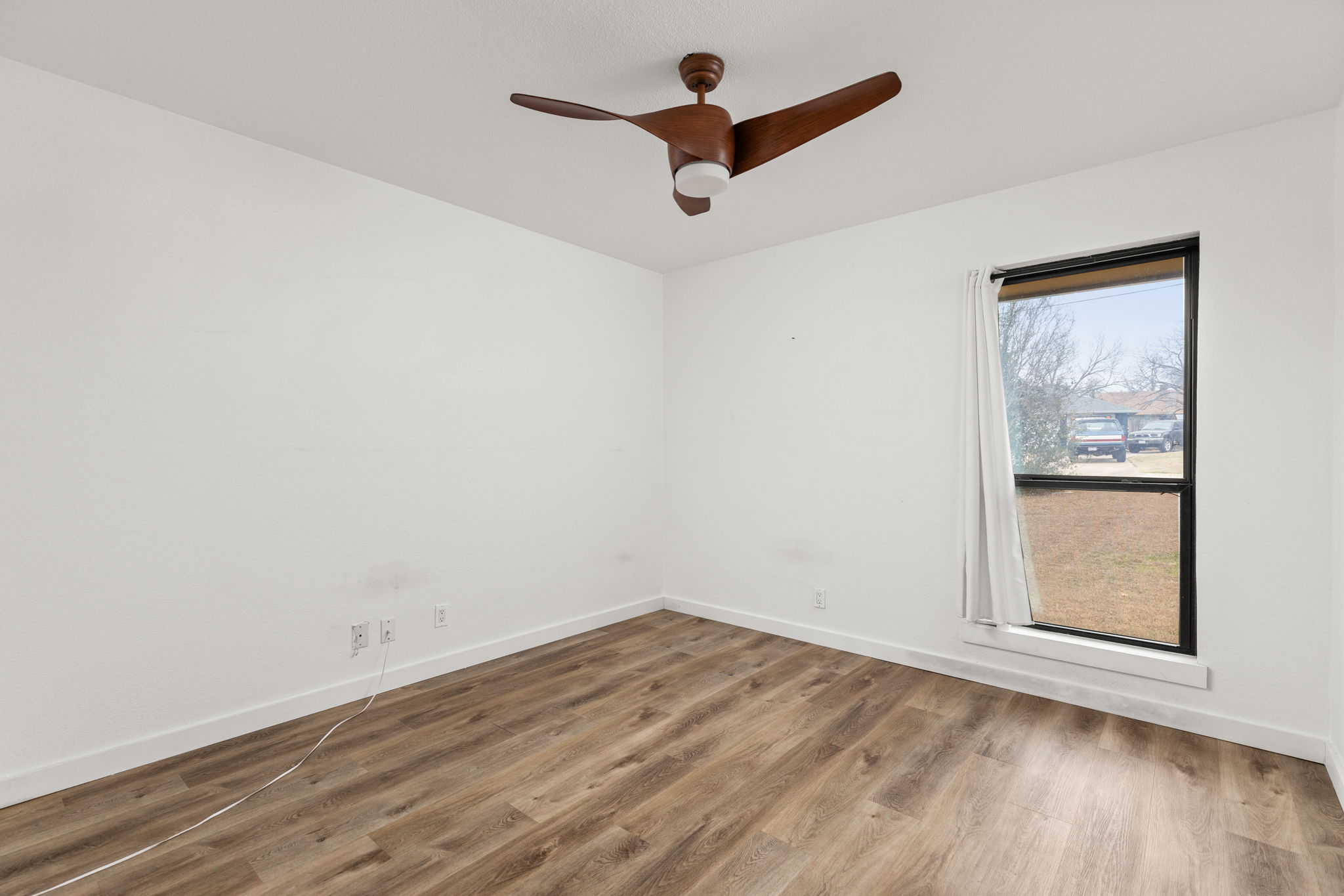 612 Meadowbrook Drive Georgetown, TX 78628 - Photo 23 of 35 Spare room featuring a ceiling fan and wood finished floors