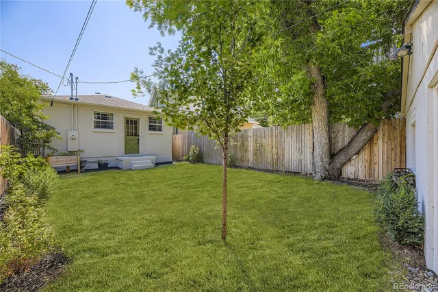 a view of a house with backyard