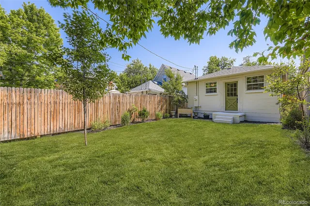 a view of a house with backyard and garden