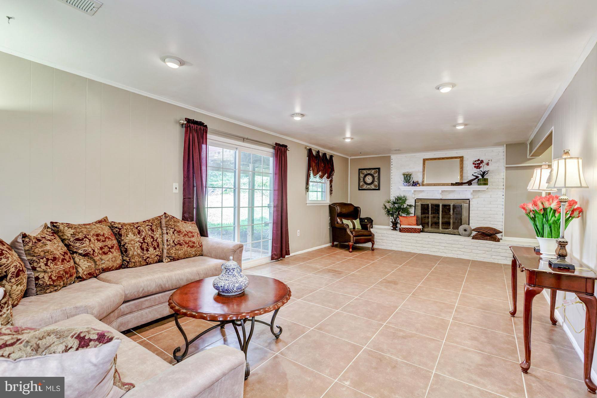 13244 Sturbridge Road Woodbridge, VA 22192 - Photo 7 of 26 Family Room