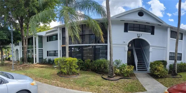 $1,600 | 917 Northeast 199th Street, Unit 206, Miami, FL 33179
